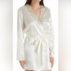 Flora Nikrooz Satin Robe Plus Size
NWT